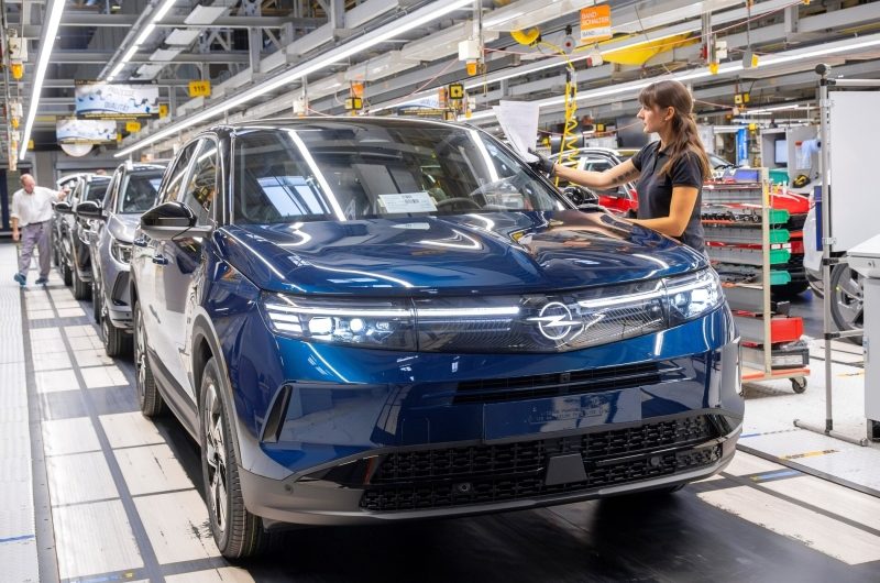 Искусственный интеллект Mistral AI проследит за качеством сборки автомобилей Stellantis