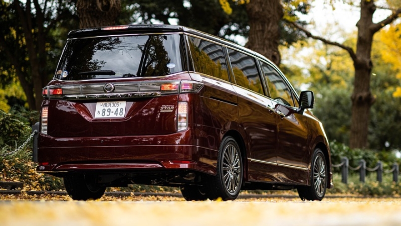 Nissan готовит «богатый» минивэн Elgrand нового поколения: первые тизеры