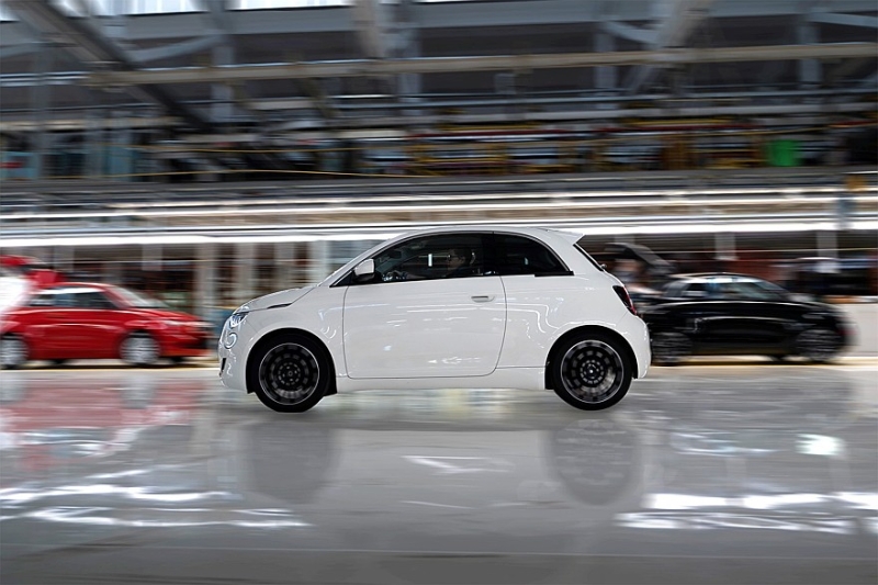 Новый бензиновый Fiat 500 показался на первых фотографиях: много «лошадок» не ждите