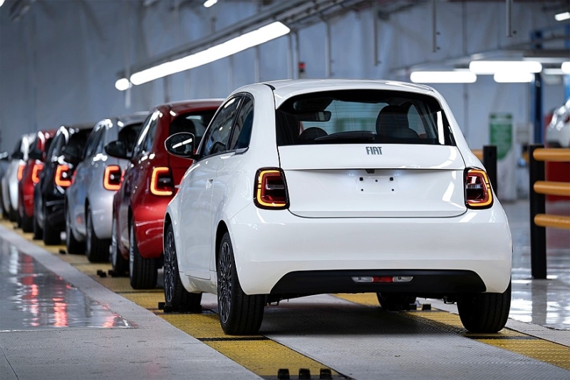 Новый бензиновый Fiat 500 показался на первых фотографиях: много «лошадок» не ждите