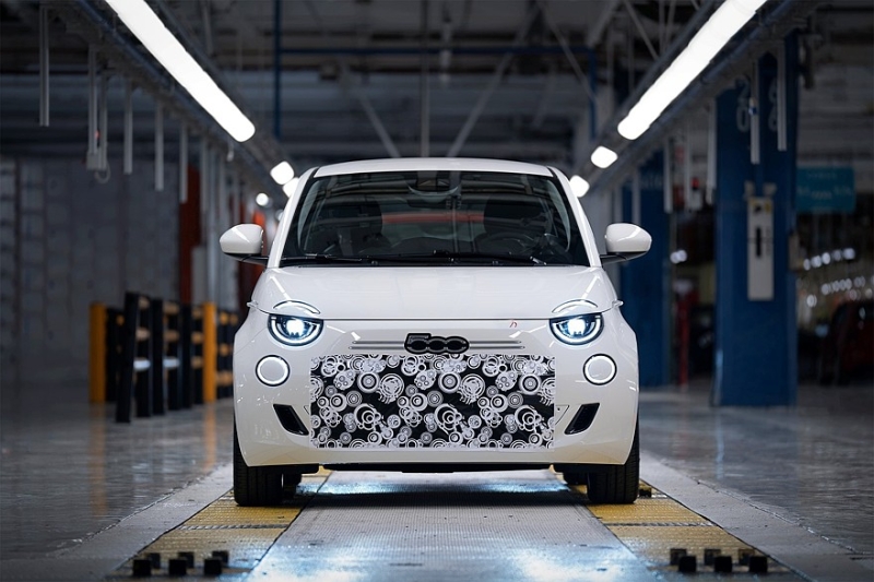 Новый бензиновый Fiat 500 показался на первых фотографиях: много «лошадок» не ждите
