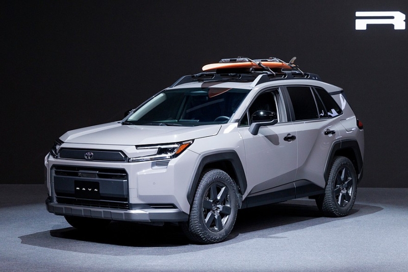 Новый кроссовер Toyota RAV4 дебютировал в нескольких версиях