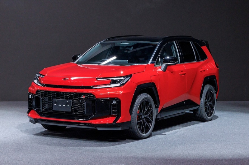 Новый кроссовер Toyota RAV4 дебютировал в нескольких версиях