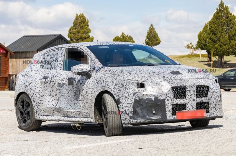 Новый Renault Clio снова попался фотошпионам: теперь и салон