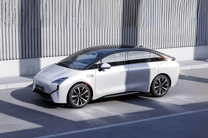 Под крылом самолёта: рождённый авиакомпанией лифтбек Juneyao Air выходит на рынок