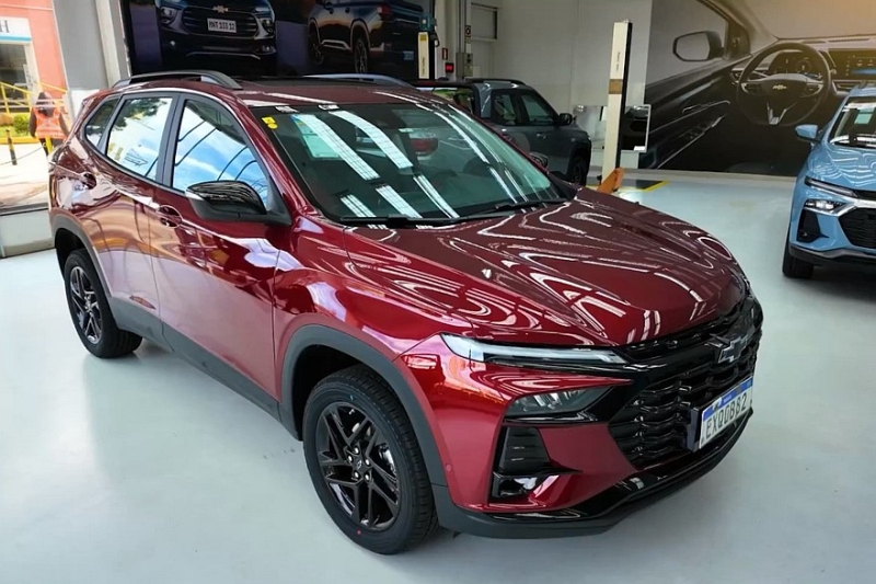 Обновлённый кроссовер Chevrolet Tracker показали на официальных кадрах
