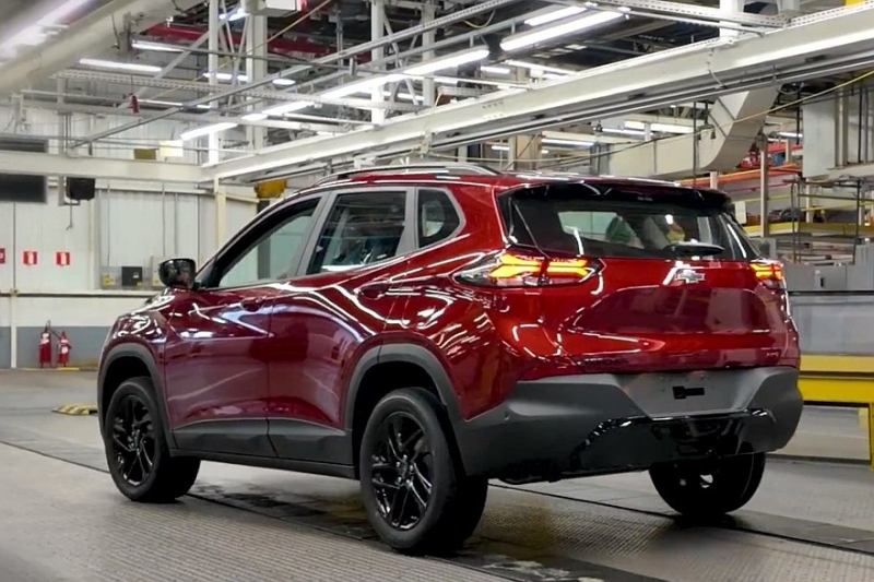 Обновлённый кроссовер Chevrolet Tracker показали на официальных кадрах