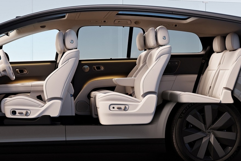 Полноприводный кроссовер Li i8 выходит на рынок: богатые комплектации, вдвое дешевле Model X