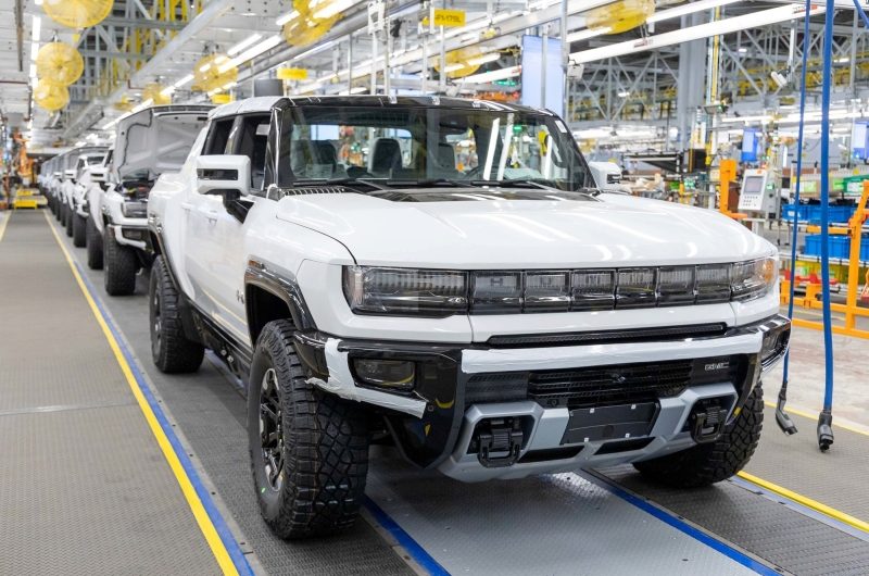 GM сокращает производство GMC Hummer EV и Cadillac Escalade IQ из-за низкого спроса
