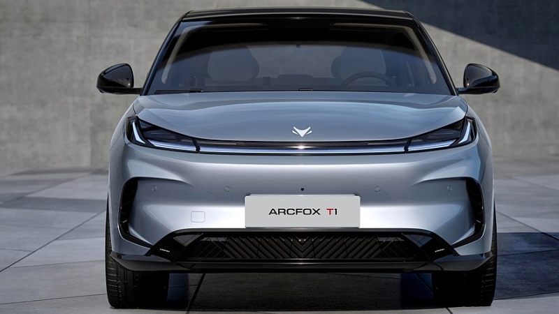 Хэтчбек Arcfox T1 размером с VW Golf выходит на рынок по цене Лады Гранты