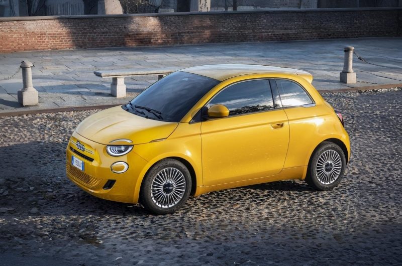 Новый бензиновый Fiat 500: раскрыты технические характеристики и цена дебютной версии