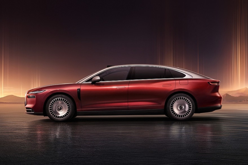 Роскошный полноприводный седан Voyah Passion L показался на новых официальных фото