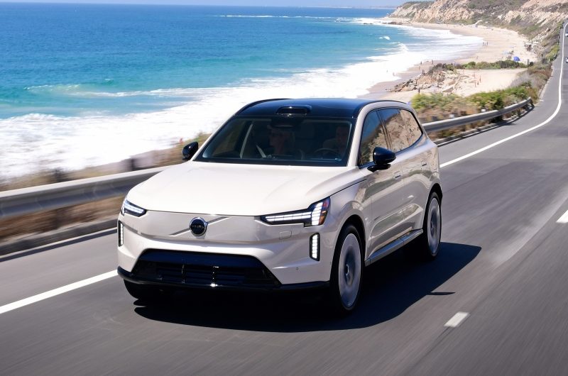 Трёхрядный кроссовер Volvo EX90 получил технические обновки: теперь он заряжается быстрее