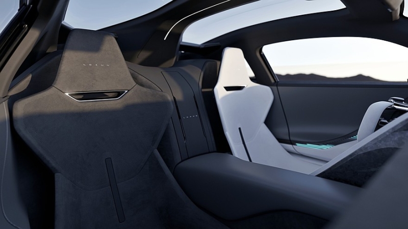 Lexus ищет новые форматы для флагманской модели LS, а новый суперкар показал интерьер