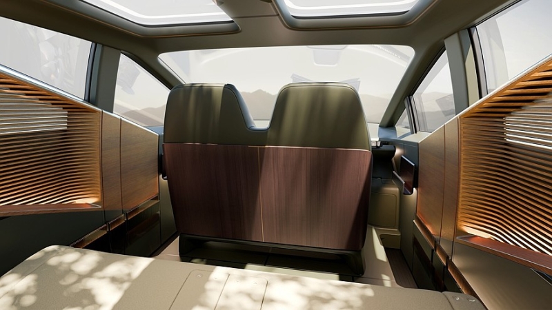 Lexus ищет новые форматы для флагманской модели LS, а новый суперкар показал интерьер