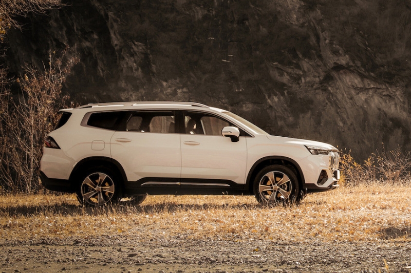 Обновлённый Geely Okavango приготовился к премьере: кроссовер объявлен следующим поколением