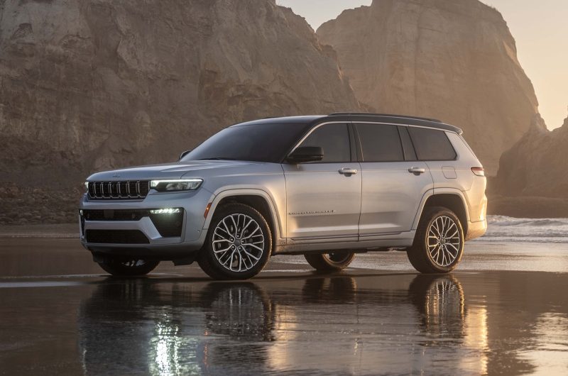 Посвежевший Jeep Grand Cherokee получил иное «лицо», подросший тачскрин и новый мотор