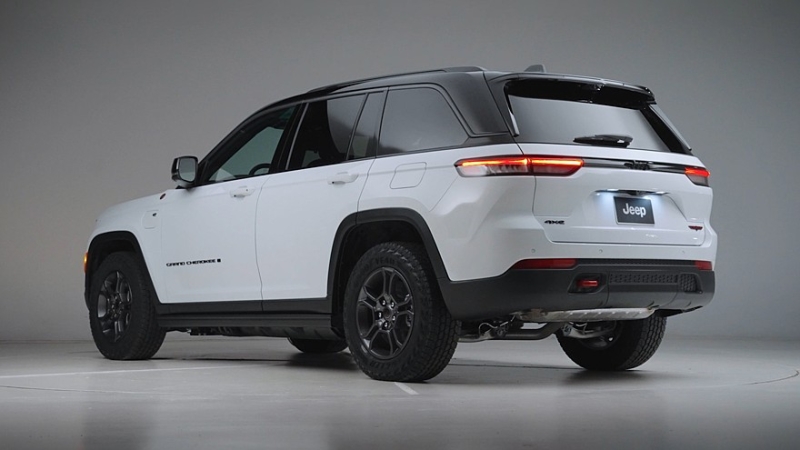 Посвежевший Jeep Grand Cherokee получил иное «лицо», подросший тачскрин и новый мотор