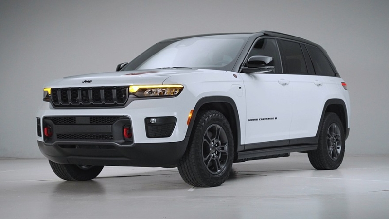 Посвежевший Jeep Grand Cherokee получил иное «лицо», подросший тачскрин и новый мотор