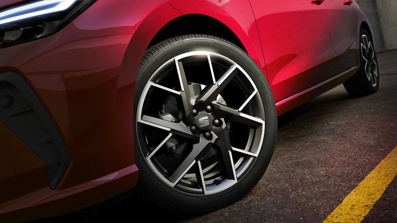 Seat обновил родственные кроссовер Arona и хэтчбек Ibiza: свежий дизайн и прежняя техника