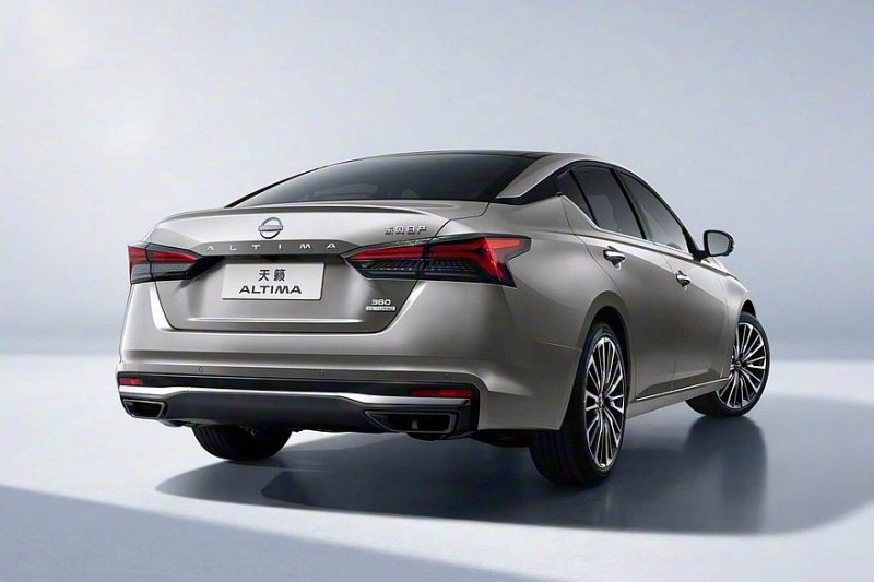 Седан Nissan Teana показал свой новый интерьер