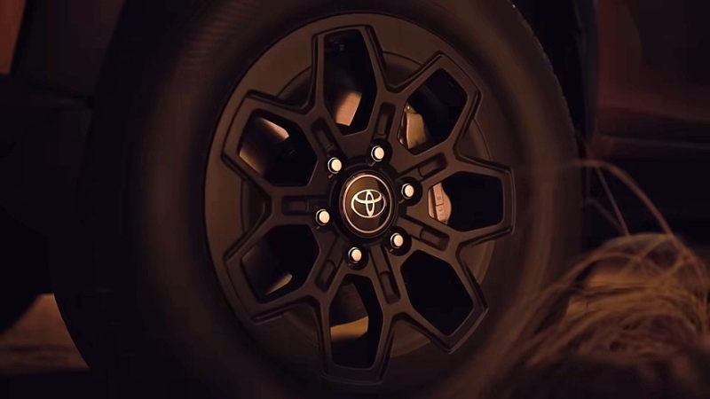 Новый Toyota Hilux показался на первых тизерах, названа дата премьеры