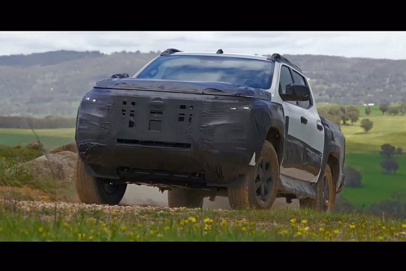 Пикап Nissan Navara на базе Mitsubishi L200: новые тизеры перед скорой премьерой