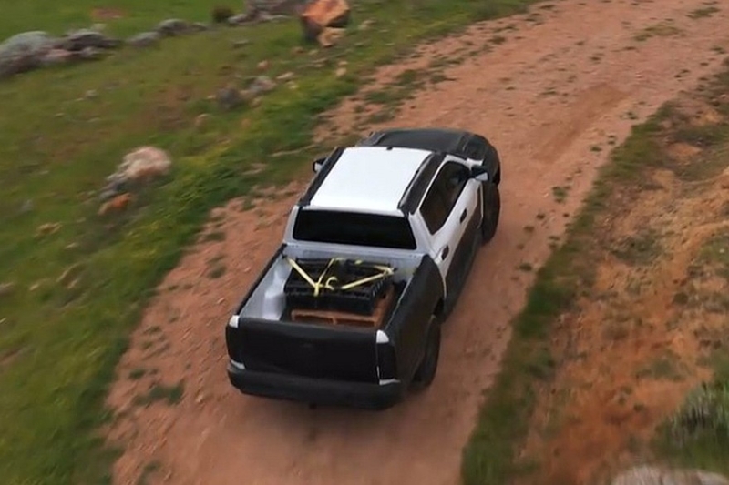 Пикап Nissan Navara на базе Mitsubishi L200: новые тизеры перед скорой премьерой