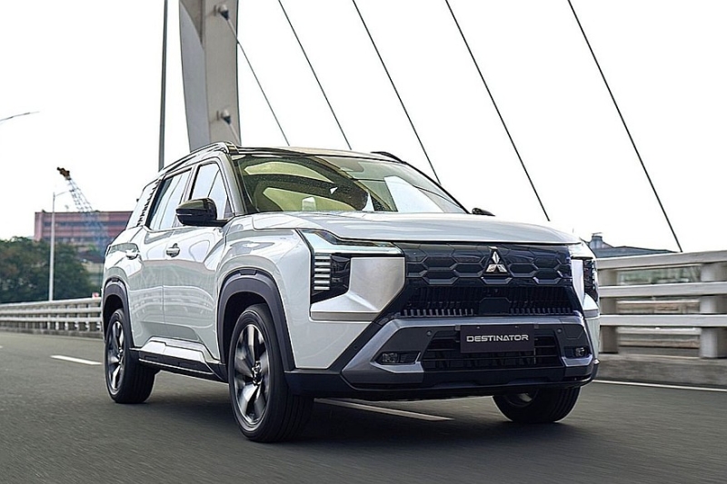 Семиместный кроссовер Mitsubishi Destinator: теперь и леворульная версия