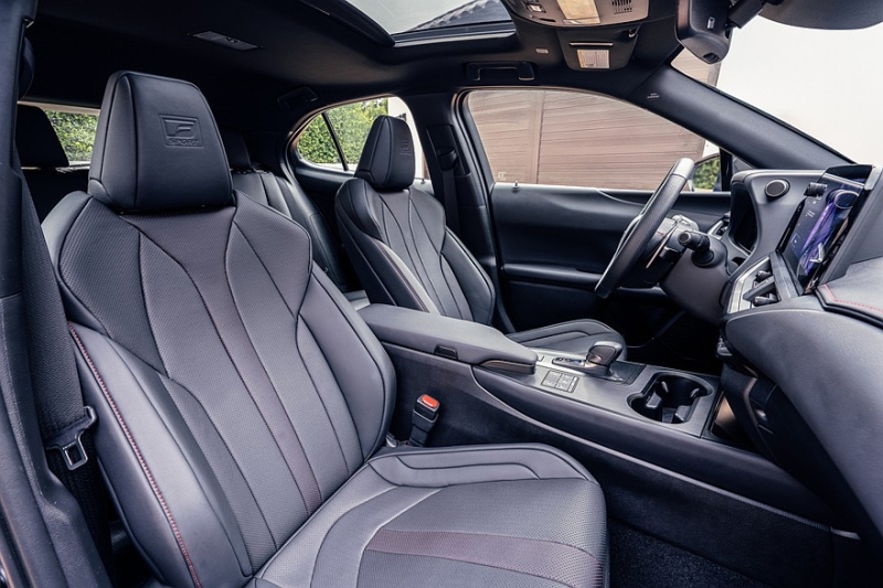 Слабо продающийся кроссовер Lexus UX получил скромные обновки и подорожал