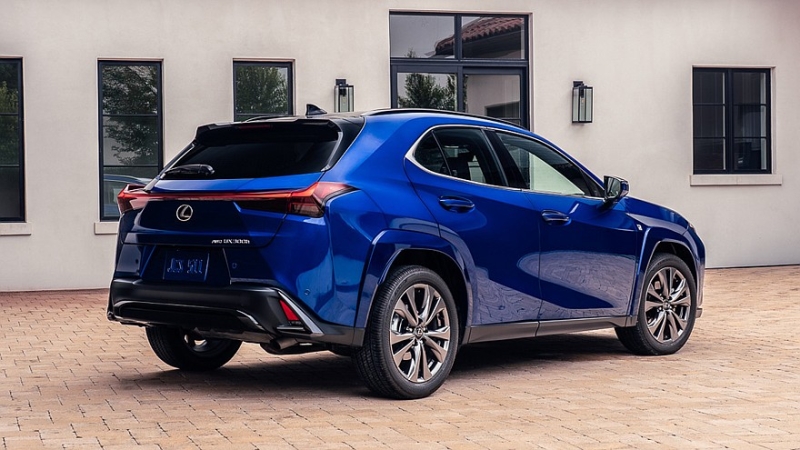 Слабо продающийся кроссовер Lexus UX получил скромные обновки и подорожал