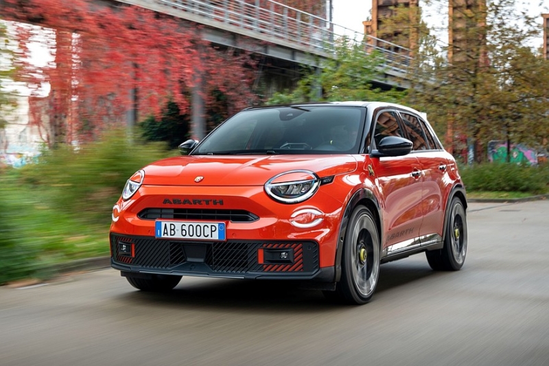 Спортивный кроссовер Abarth 600e стал ярче и подешевел к 2026 модельному году