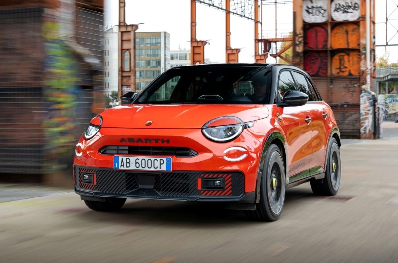 Спортивный кроссовер Abarth 600e стал ярче и подешевел к 2026 модельному году