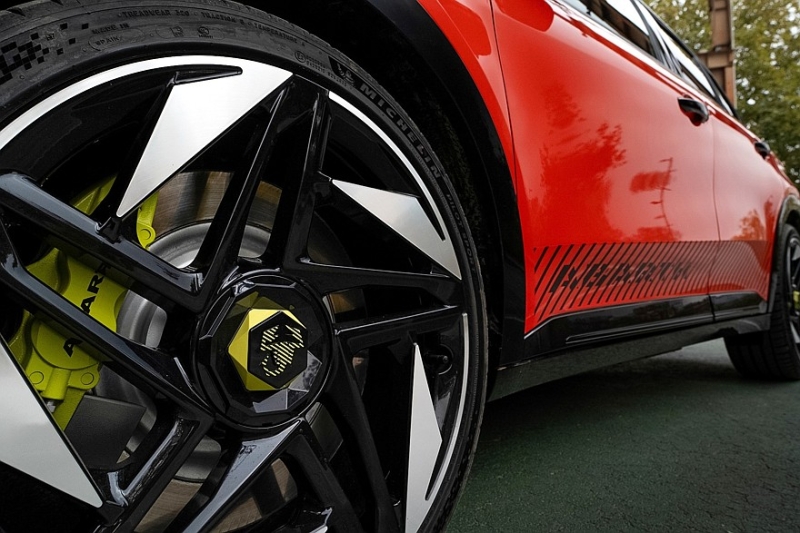 Спортивный кроссовер Abarth 600e стал ярче и подешевел к 2026 модельному году