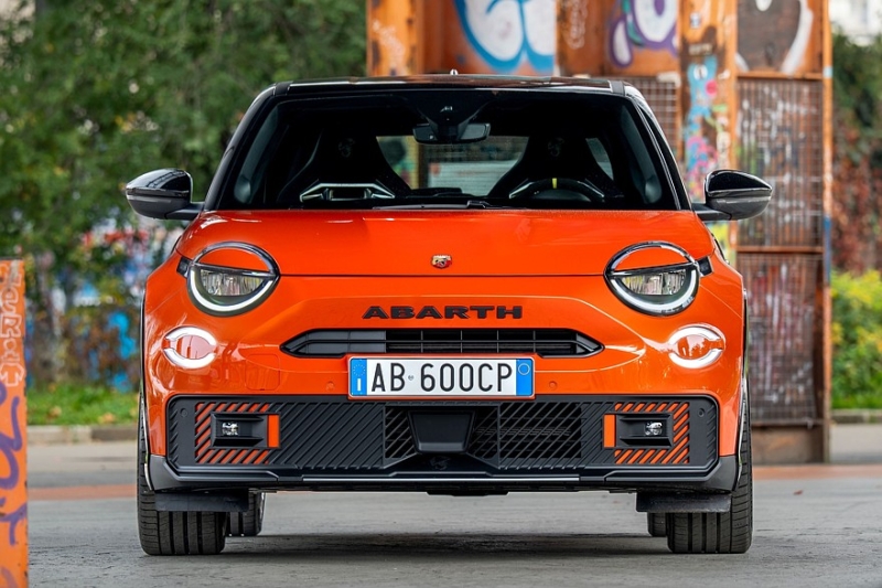 Спортивный кроссовер Abarth 600e стал ярче и подешевел к 2026 модельному году