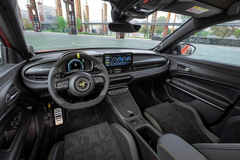 Спортивный кроссовер Abarth 600e стал ярче и подешевел к 2026 модельному году