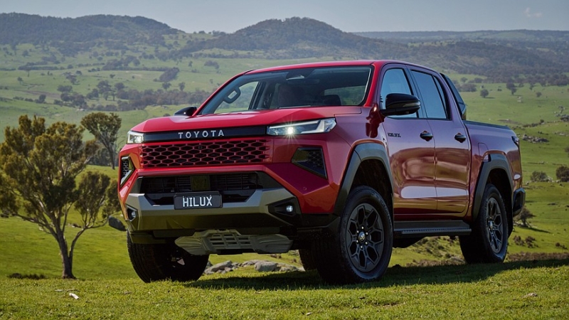 Toyota Hilux сменил поколение: интерьер в стиле Land Cruiser Prado и разнообразная техника