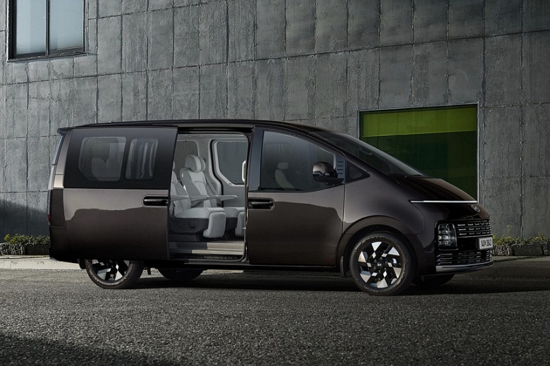 Обновлённое семейство Hyundai Staria: декор, экраны побольше и физические кнопки