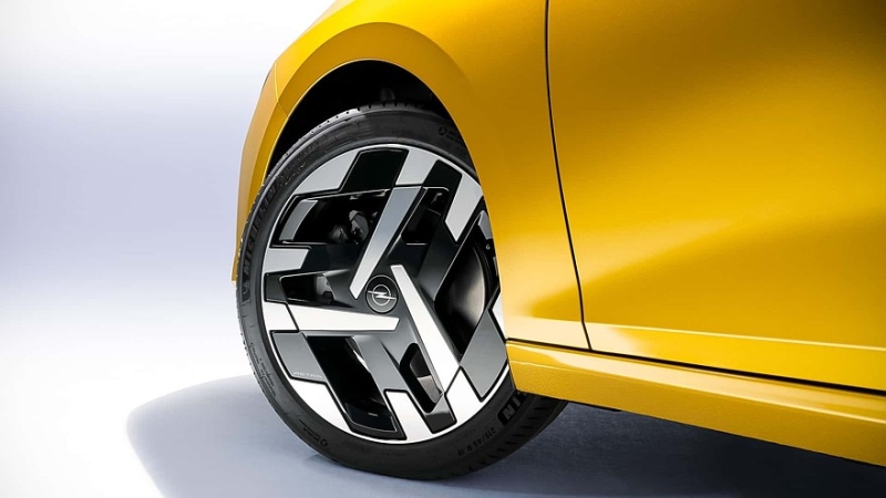 Обновлённый Opel Astra: премиальные фары, салон из вторсырья и батарейка побольше