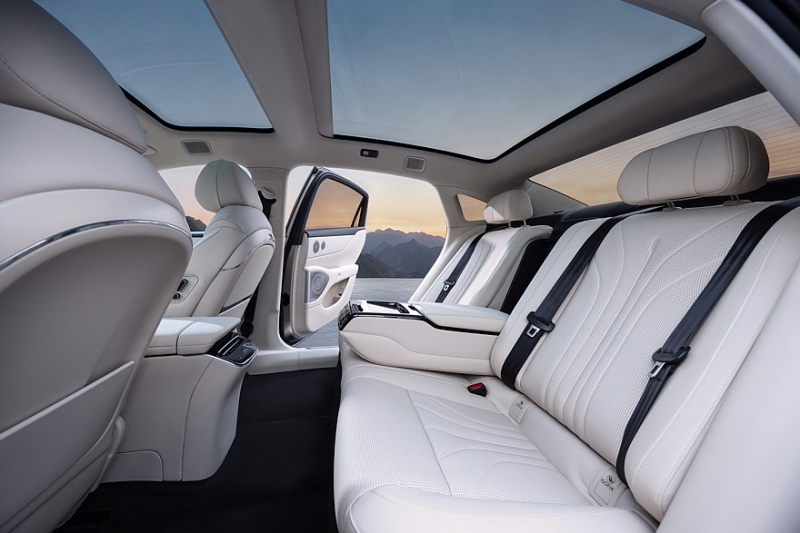 Роскошный полноприводный седан Voyah Passion L: продажи начались