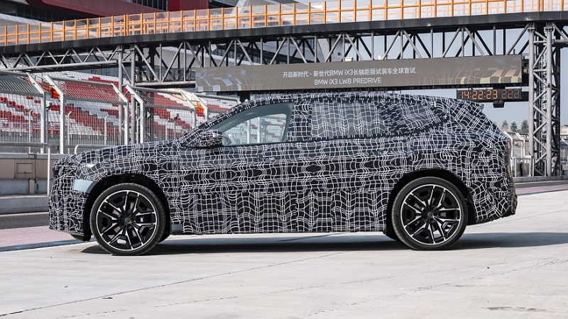 BMW готовит длиннобазный кроссовер iX3: первые фото и подробности