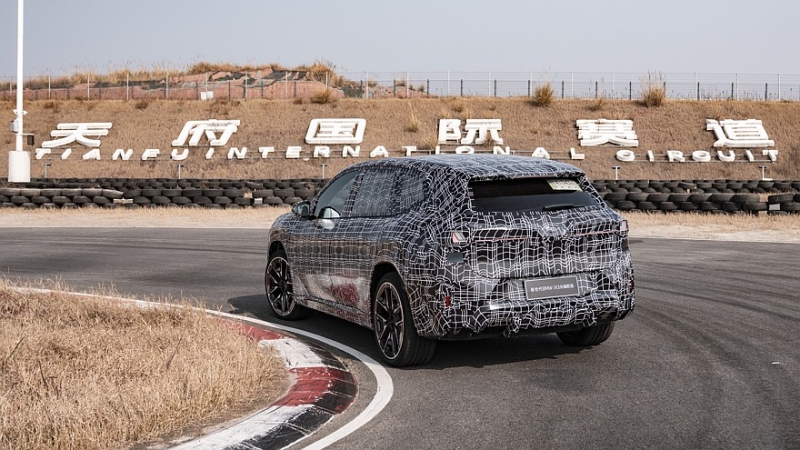 BMW готовит длиннобазный кроссовер iX3: первые фото и подробности