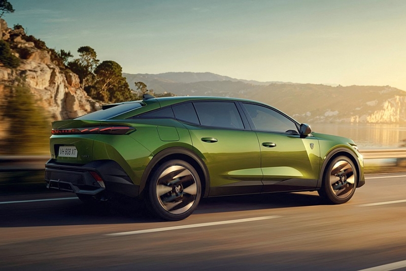 Обновлённый Peugeot 408 для Европы: эффектная оптика и более эффективная техника