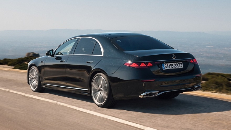 Рестайлинговый Mercedes-Benz S-Class: решётка со звёздами, много дисплеев в салоне и новый V8