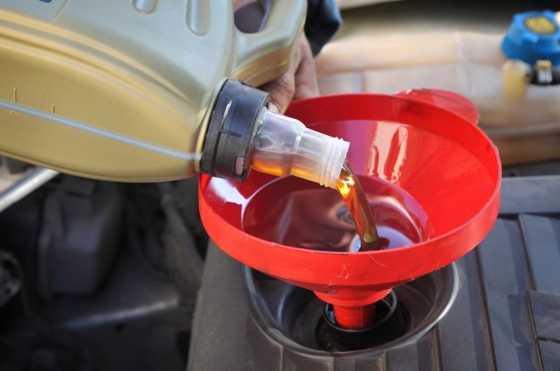 Смешивание масел: что нужно знать автовладельцам