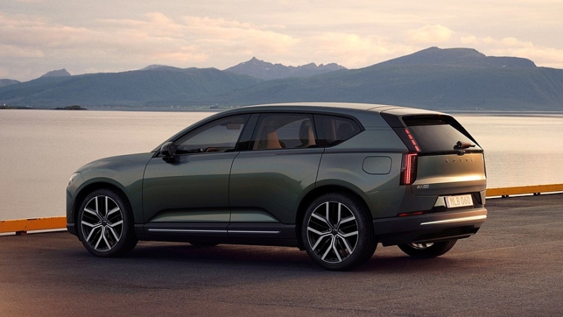 Volvo EX60: без дверных ручек, до 810 км на одной зарядке, сразу есть версия Cross Country