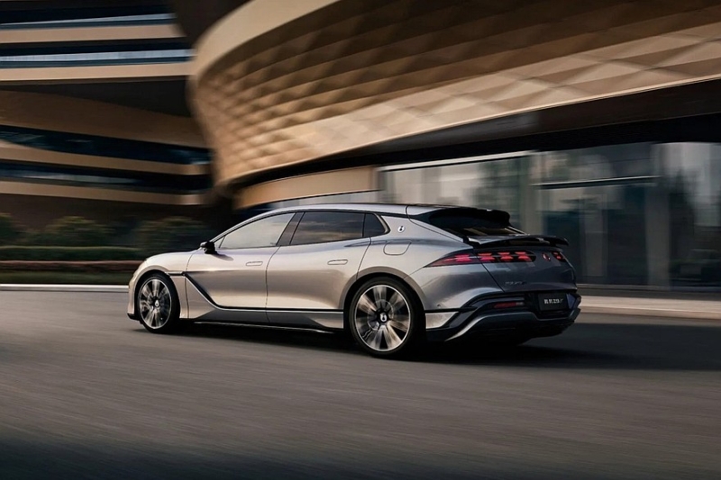 Большой хэтчбек Denza Z9 GT стал мощнее и получил улучшенный салон