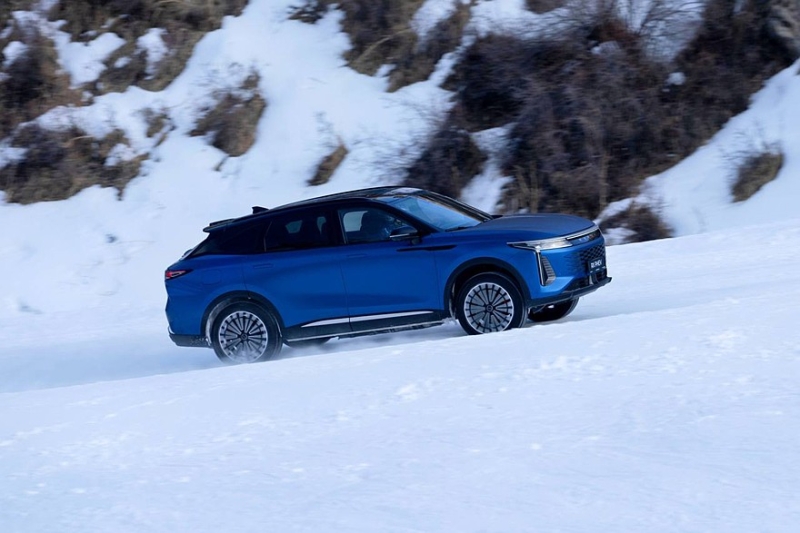 Exeed RX PHEV прошёл сложное испытание с подъёмом по льду с уклоном 41°