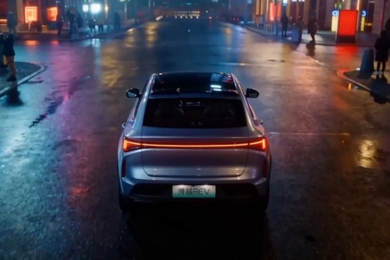 Geely готовится запустить в продажу купеобразный кроссовер Atlas REV