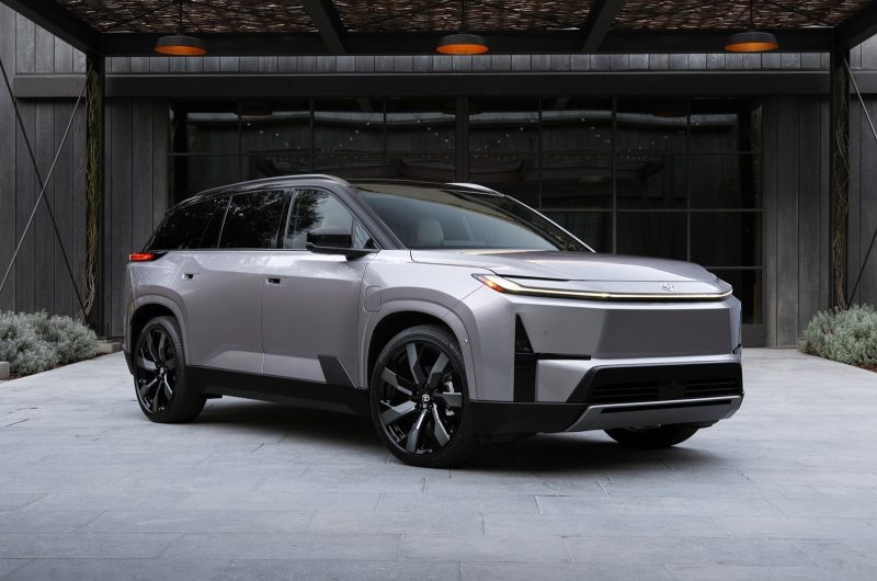 Toyota Highlander нового поколения подрос в габаритах и получил только электрическую технику